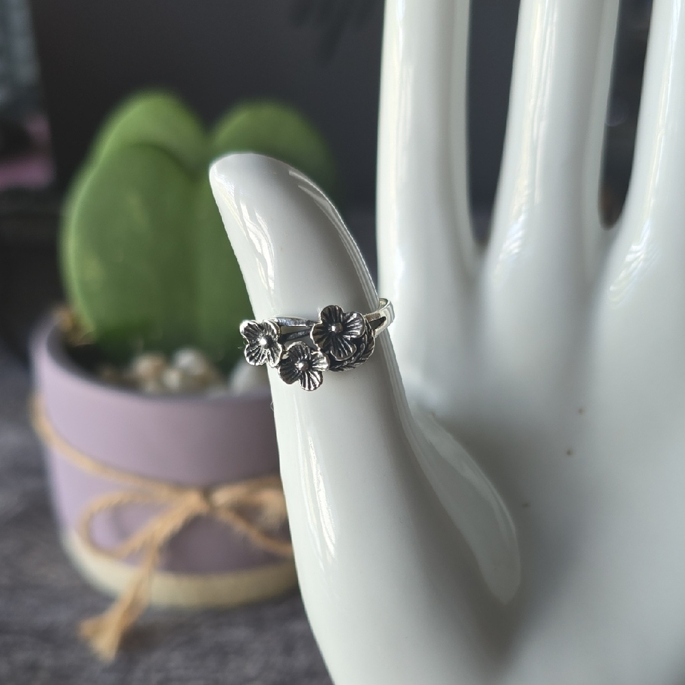 925 Sterling Silver Floral Ring~Sz 8